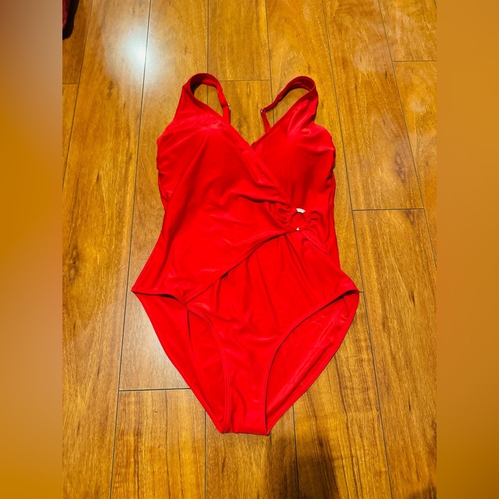 SIMON CHANG woman swimming one pice